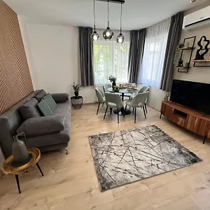  Apartment Maple Tree Budget